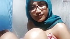 Indonesian – Mama muda sange