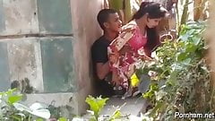 Fucking desi highschool couple in backyard